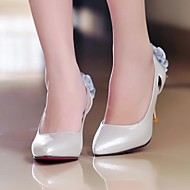 Belles chaussures de mariée ouvertes avec noeuds à l'arrière